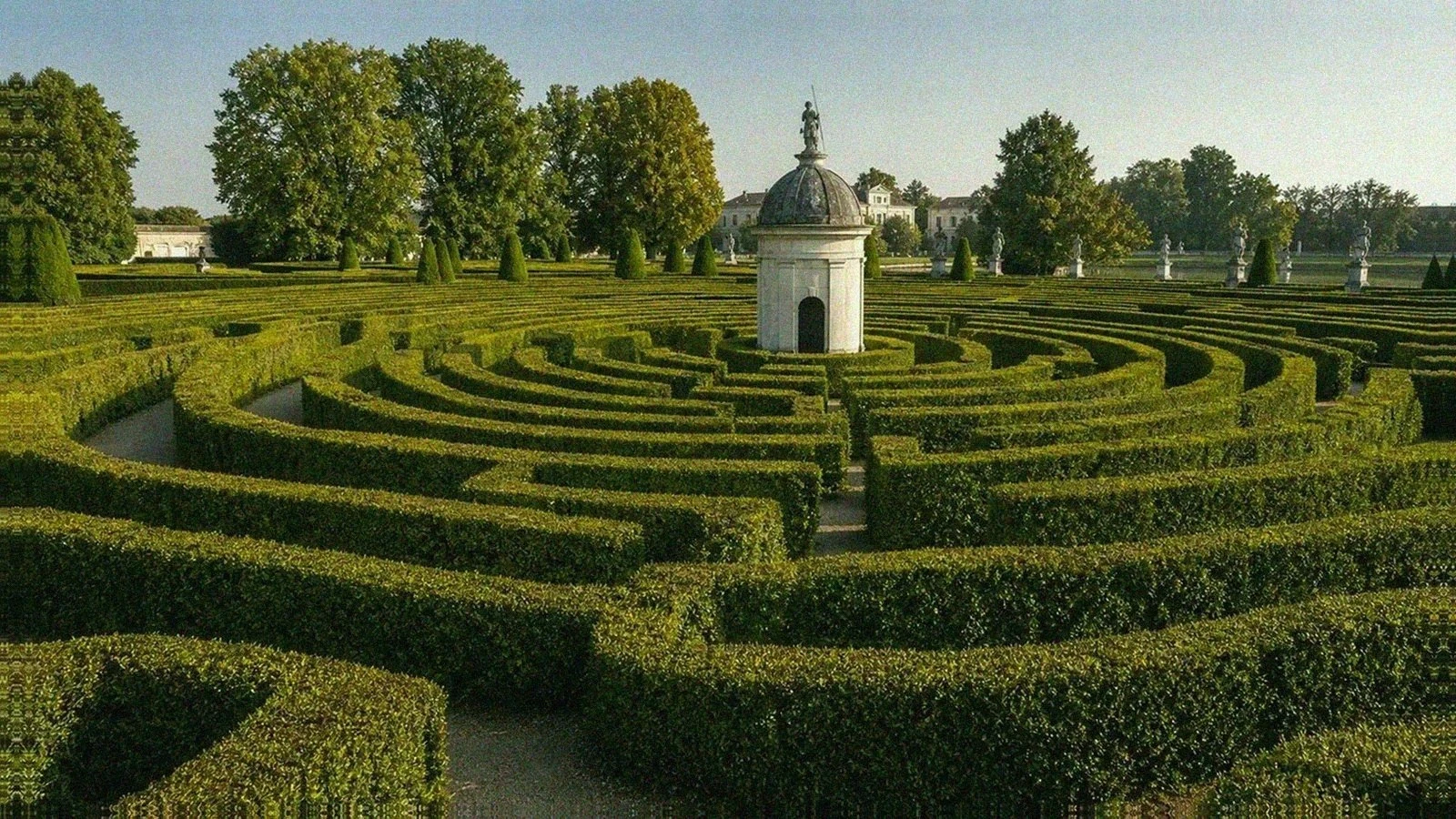 Villa Pisani maze with concentric boxwood hedges and a central turret